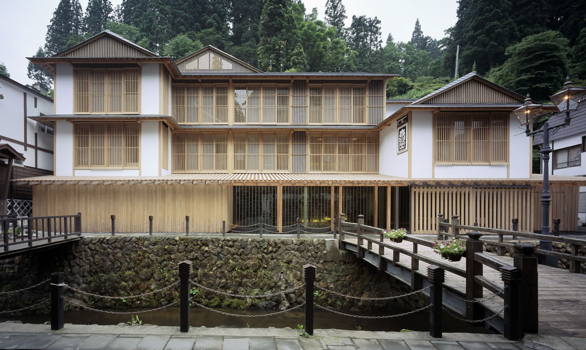 銀山温泉で二人旅にふさわしい高級旅館4選【2026年版】|客室の湯あみと部屋食で選ぶ記念日の宿